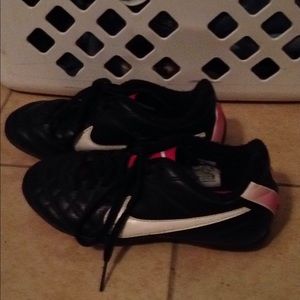 Nike pink soccer cleats girls size 12